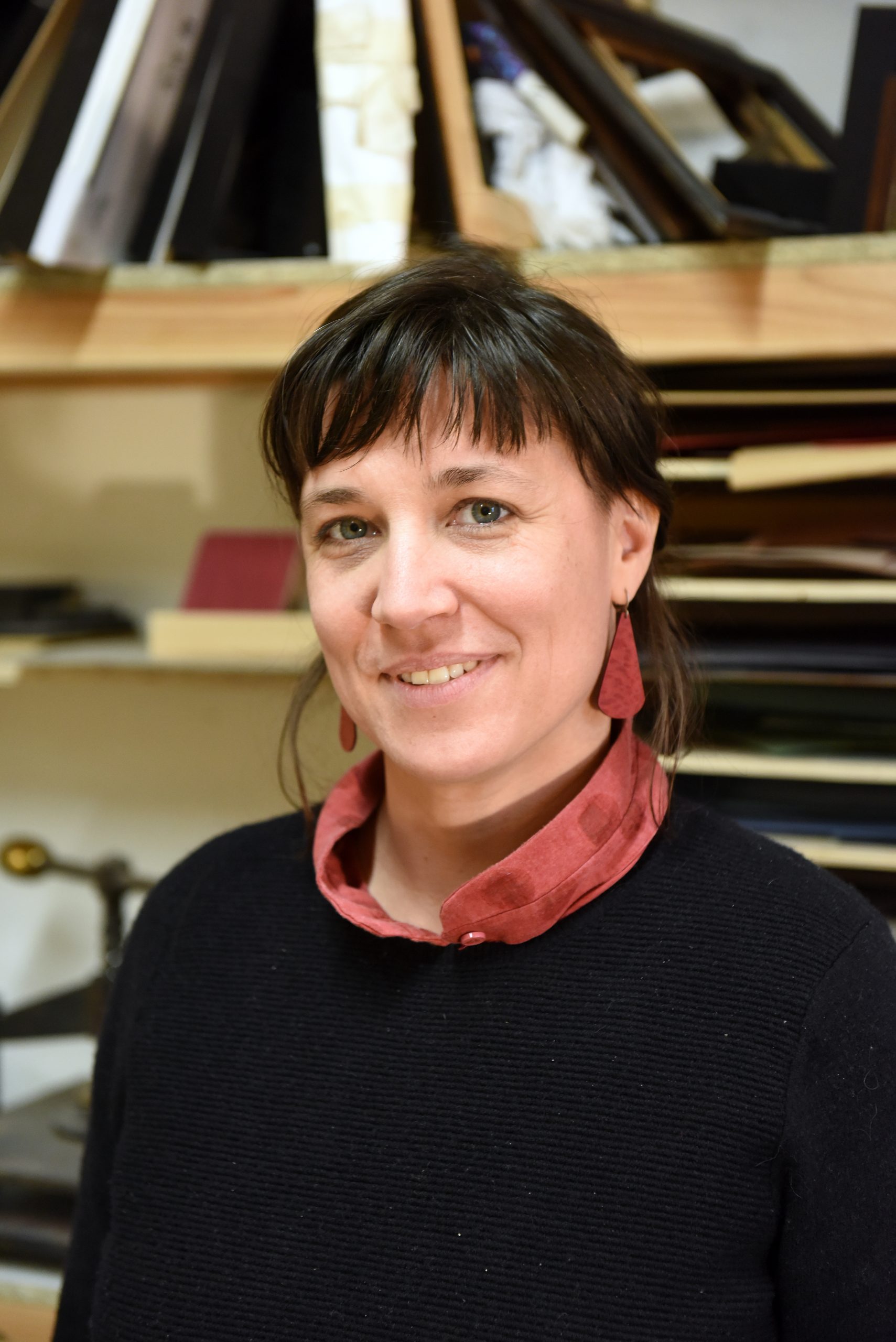 Portrait de Marie Dubois créatrice de tableau en marqueterie contemporaine abstraite