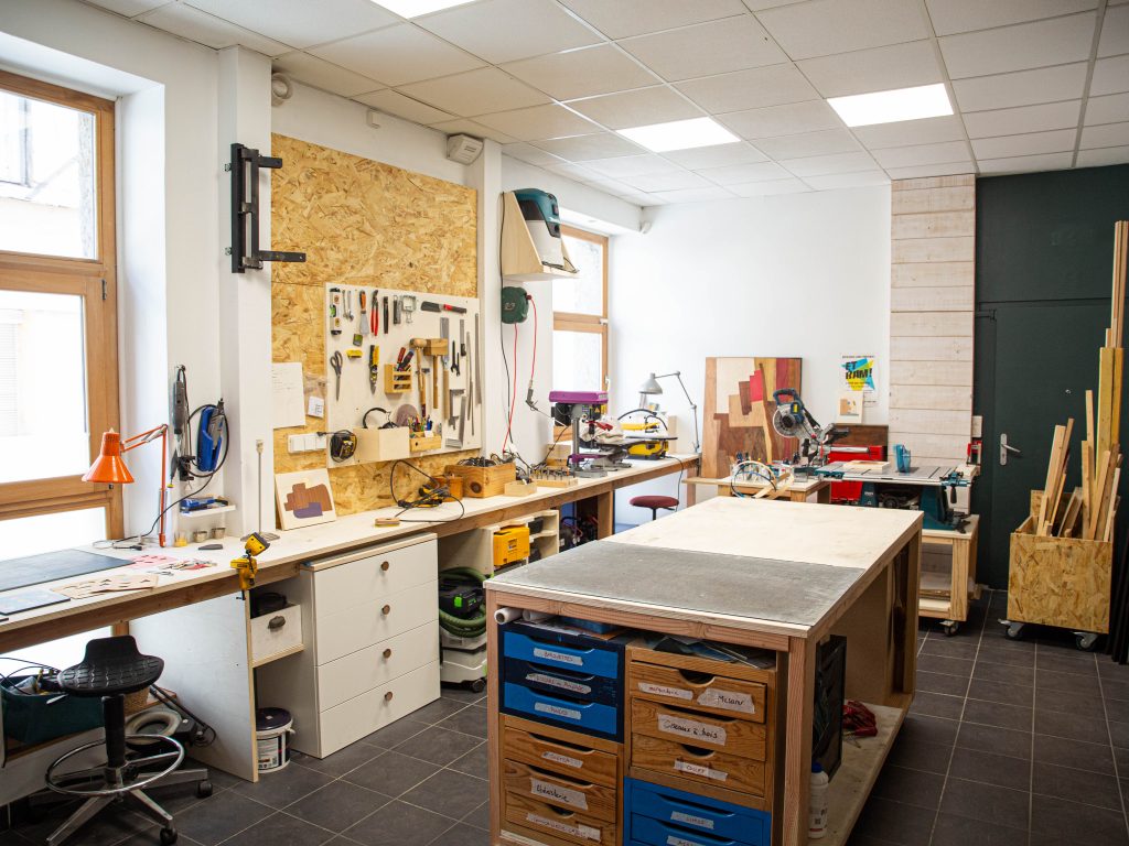 Atelier marqueterie de bois contemporain